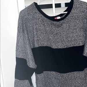 H&M black and grey sweater 🖤